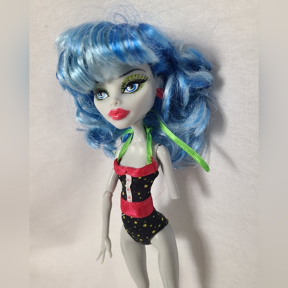 Monster High Doll Ghoulia Yelps Skull Shores (missing hand and forearm) 2012 - Picture 2 of 5